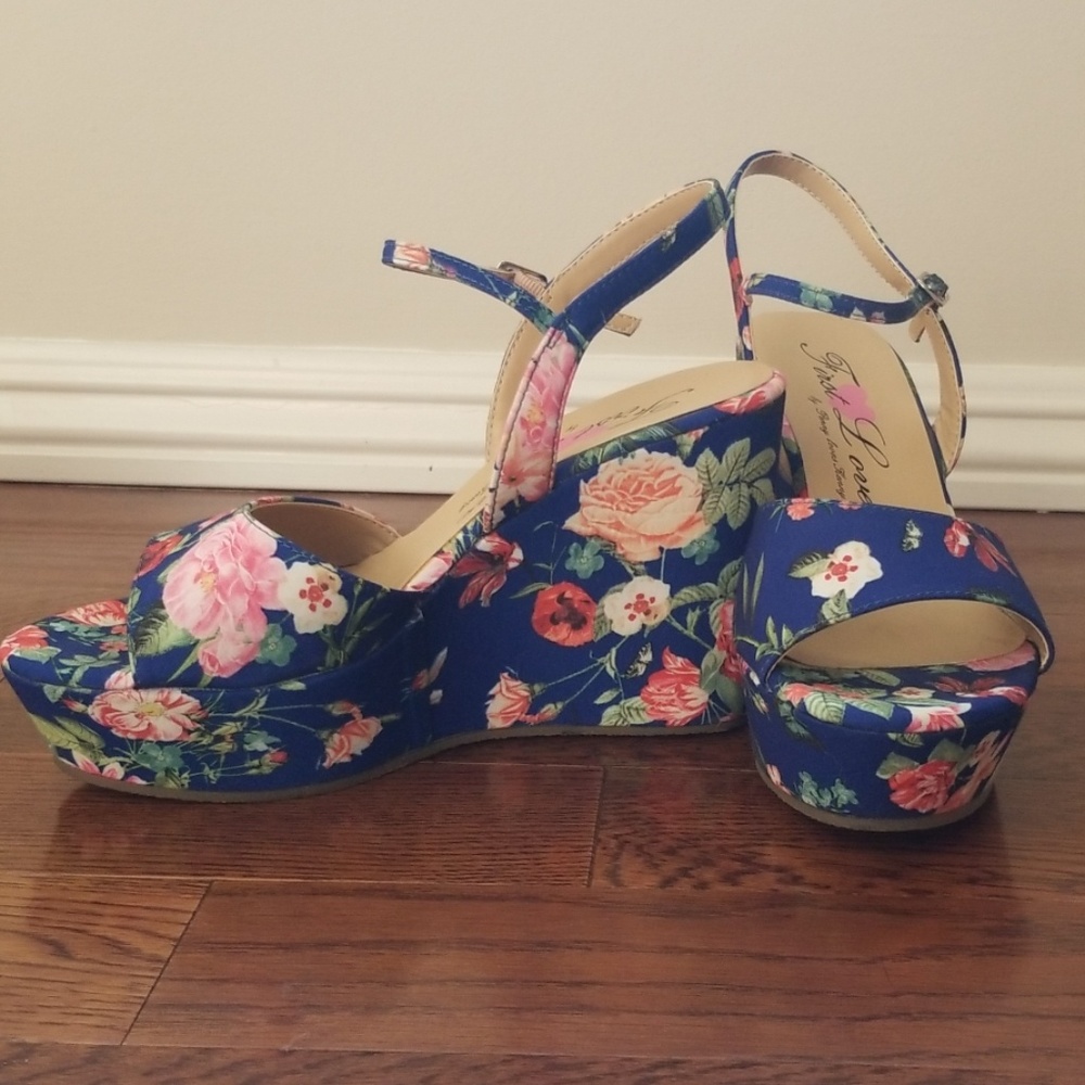 First love floral Wedges